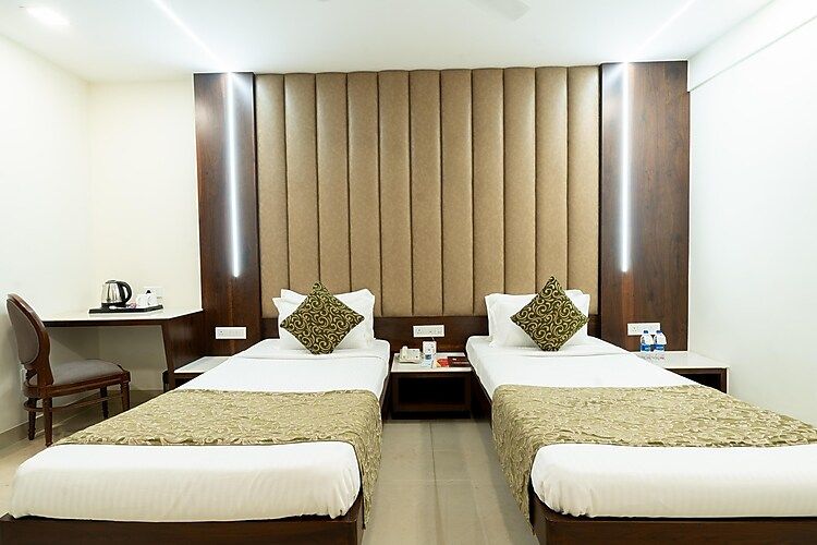 Hotel Celebration Deluxe Room Twin Bed 2