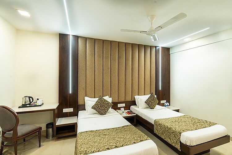 Hotel Celebration Deluxe Room Twin Bed