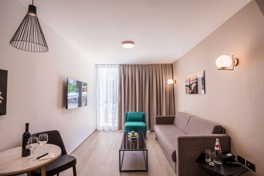 Junior Suite, Pool View, Garden Area