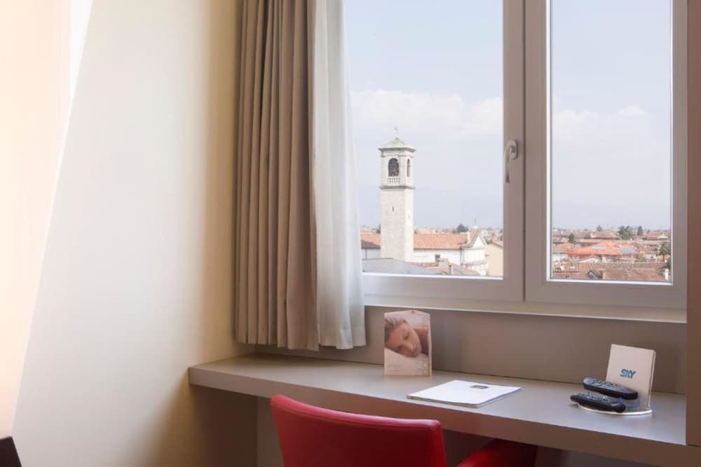 Best Western Hotel Continental Standard Room, 1 Queen Bed 4