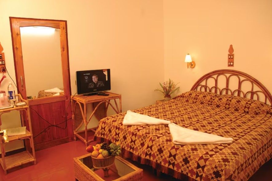 Beach and Lake Ayurvedic Resort Superior Deluxe with Bathtub - Swimming Pool View 2