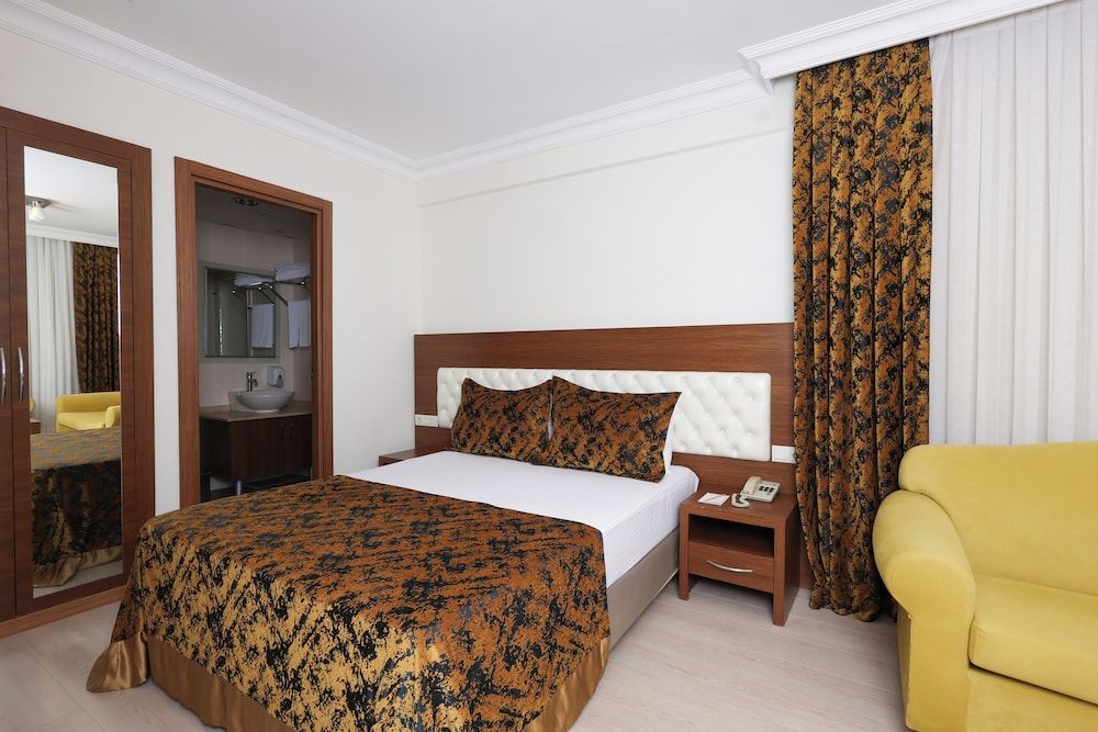 The Corner Park Hotel Standard Double Room, City View 4