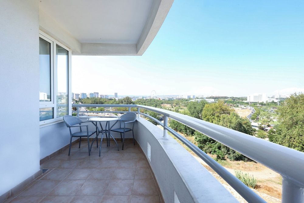 The Corner Park Hotel Standard Double Room, City View 6