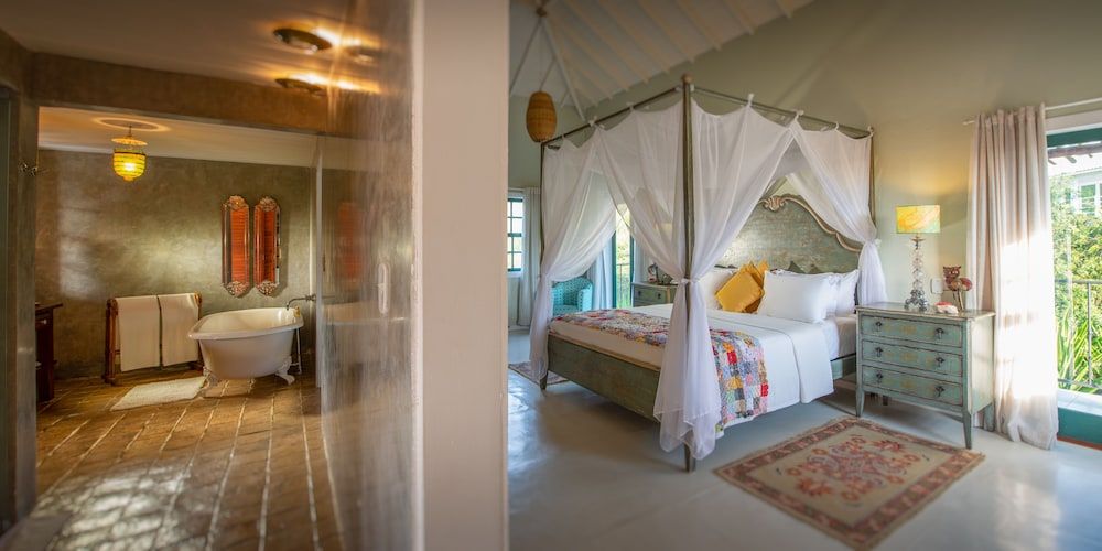 Premier Suite, 1 King Bed, Hot Tub, Mezzanine