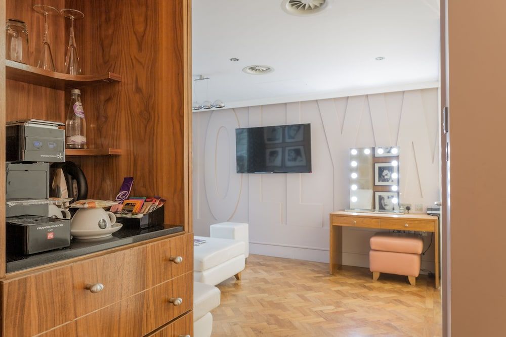 undefined Le Monde Hotel 10