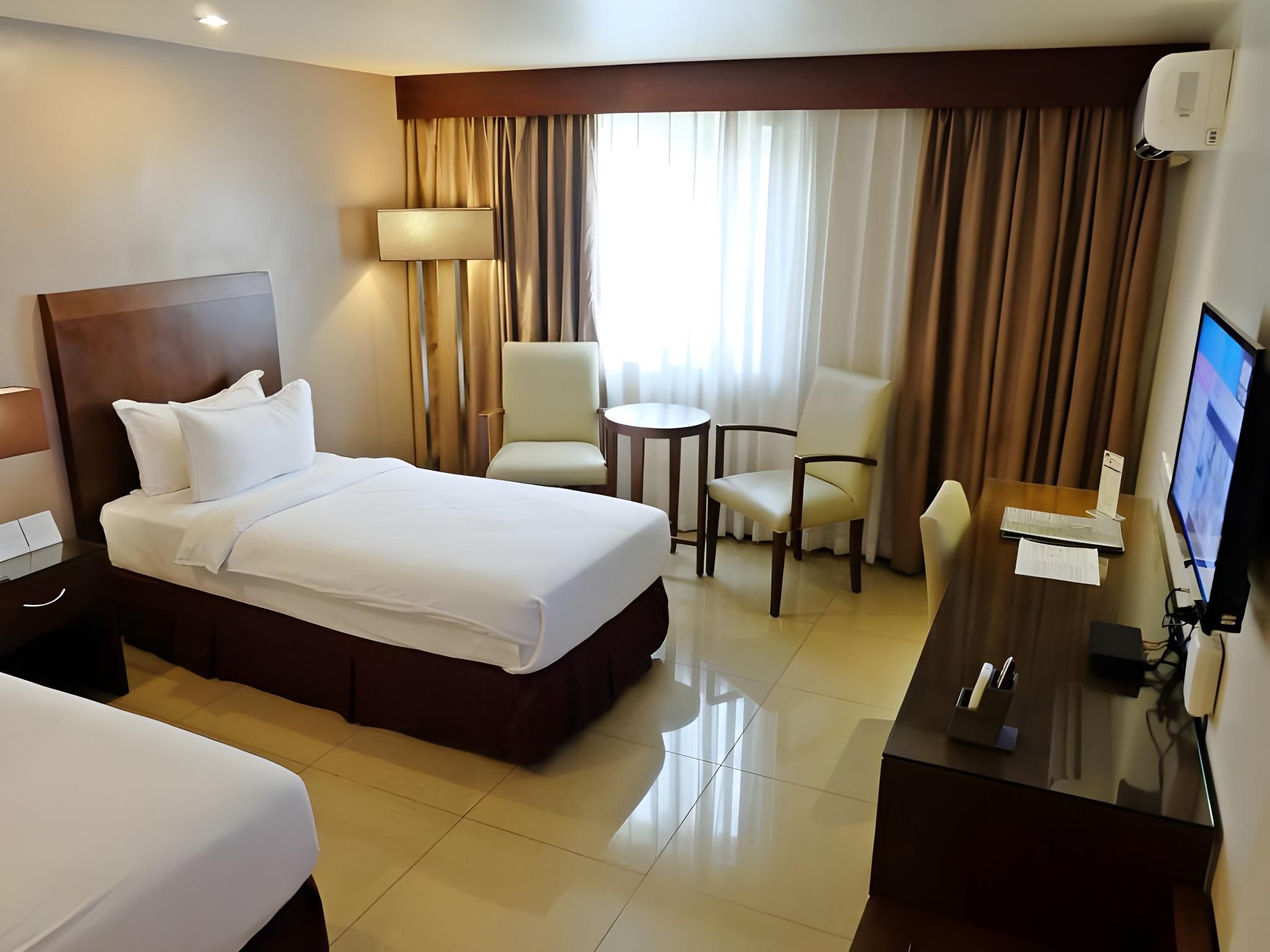 undefined Mandarin Plaza Hotel 5