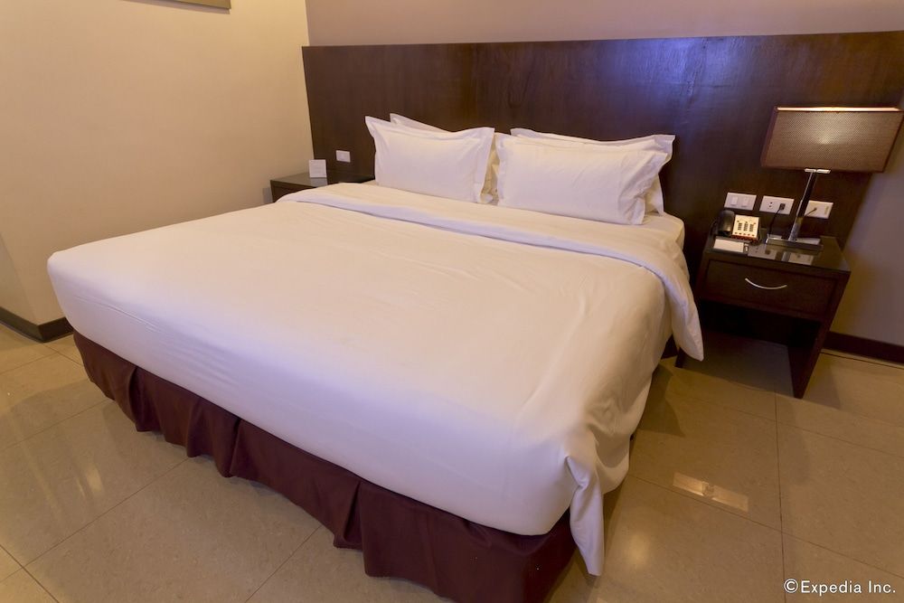 Mandarin Plaza Hotel Deluxe (1 King Bed) 3