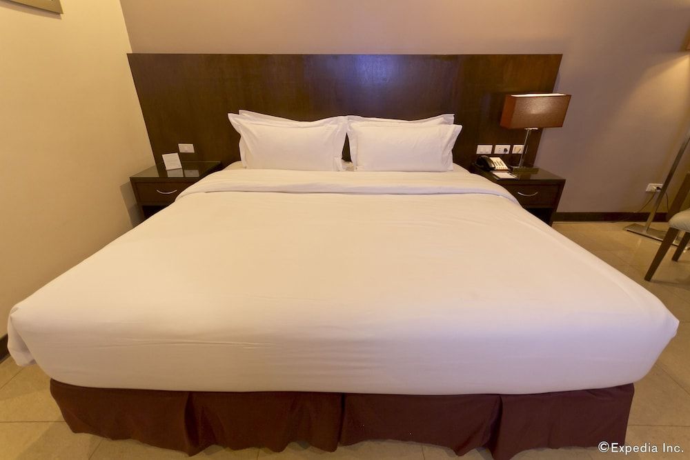 Mandarin Plaza Hotel Deluxe (1 King Bed) 2