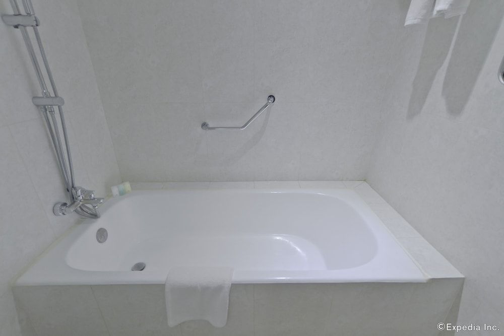 Deep Soaking Bathtub