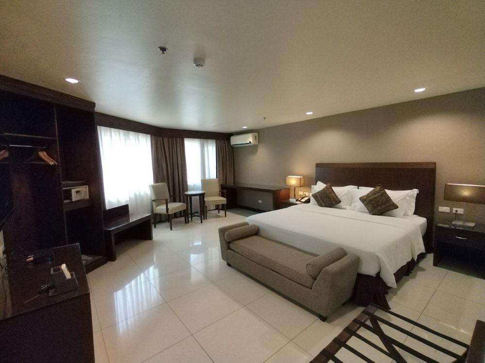 undefined Mandarin Plaza Hotel 10