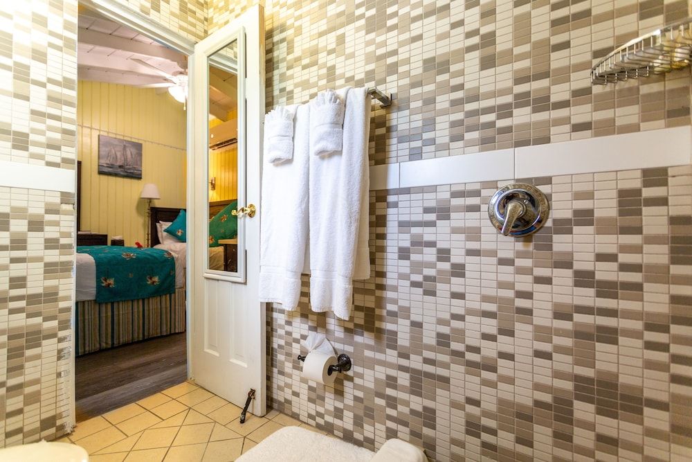 Sebastian's on the Beach Standard Room, 1 Queen Bed, Garden View (Tropical) 5