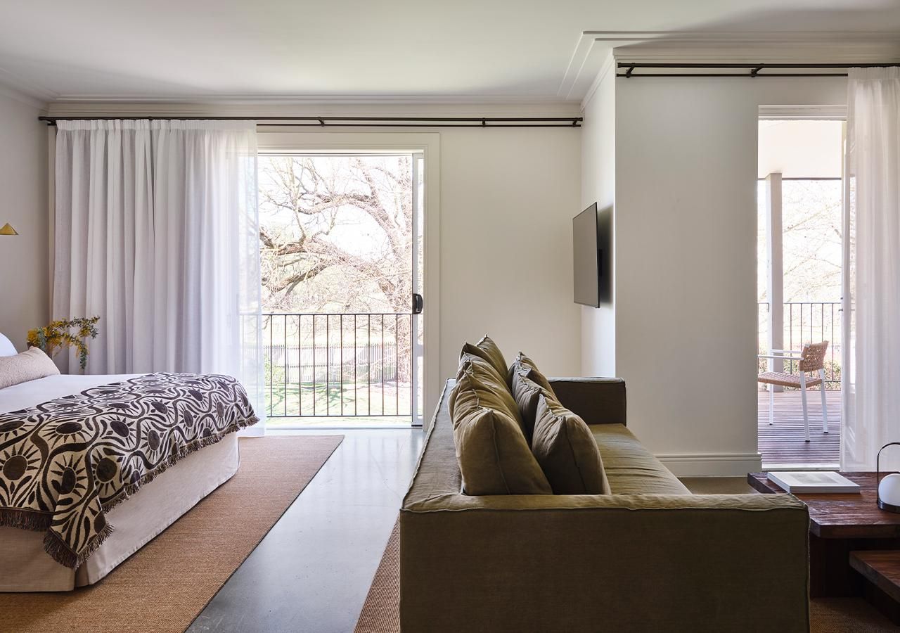 Balcony Sunset Suite - Free Parking, WiFi and Breakfast Included