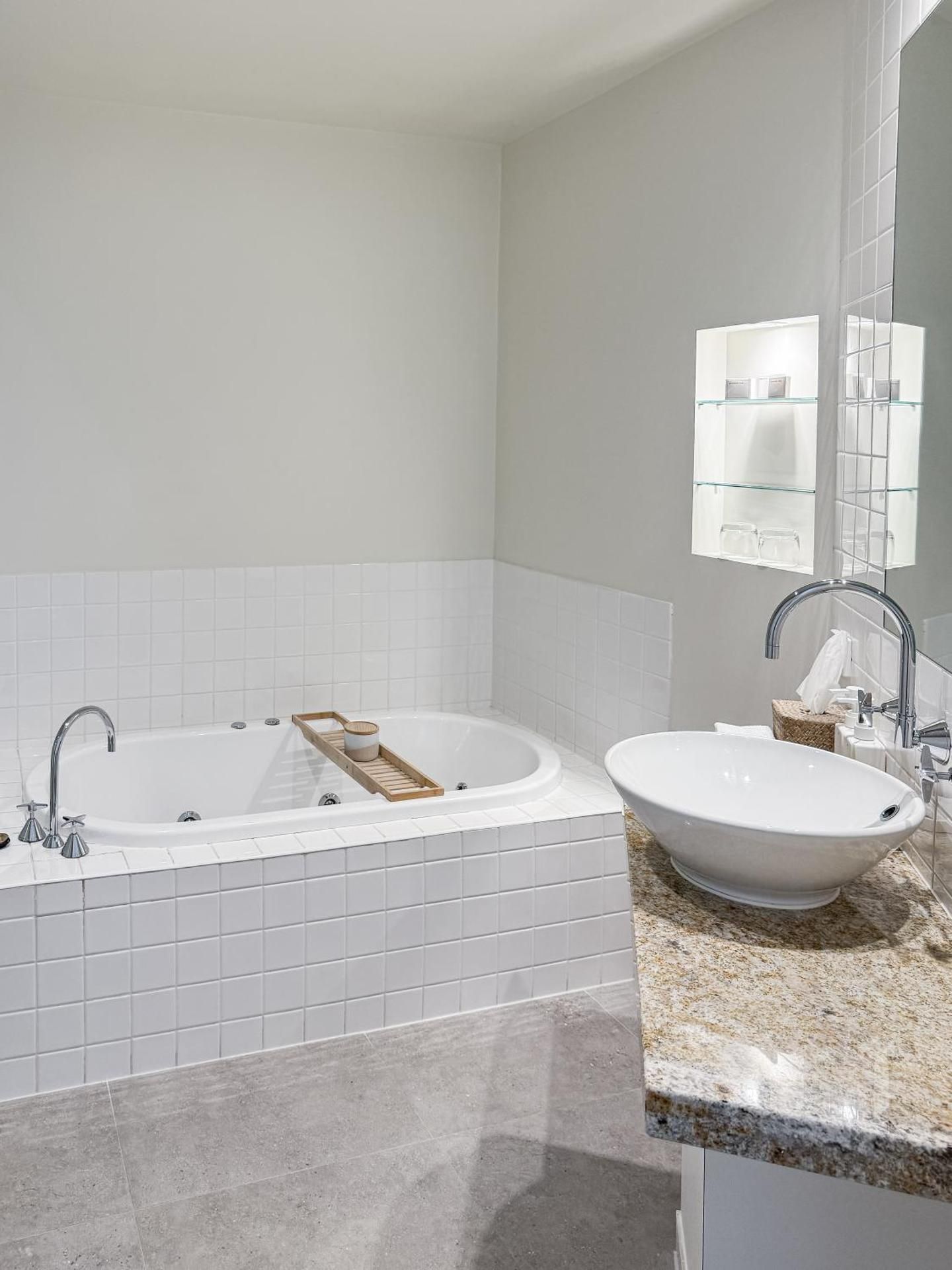 Garden Sunset Suite - Includes Breakfast, Parking and WiFi