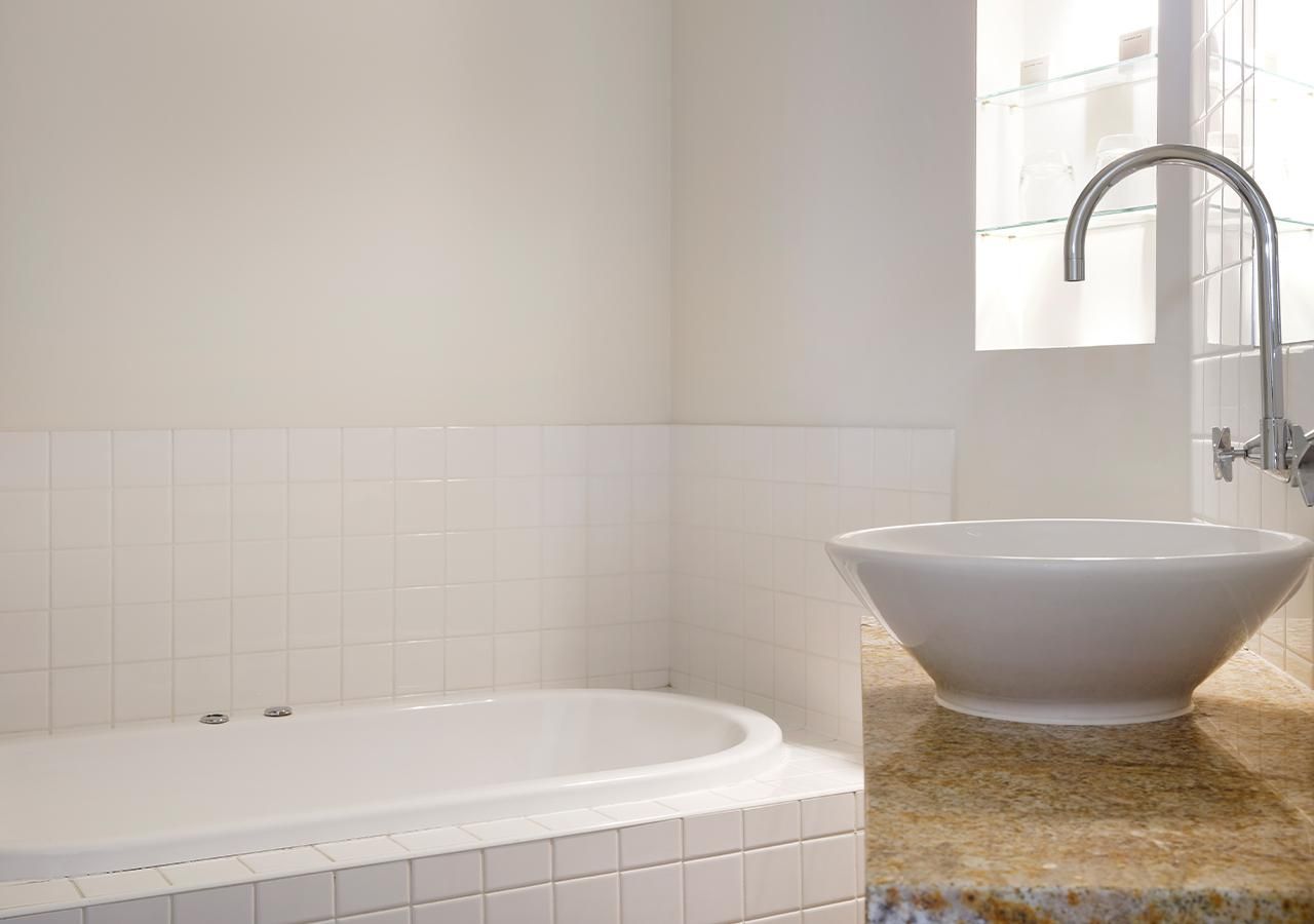 Balcony Sunset Suite - Free Parking, WiFi and Breakfast Included