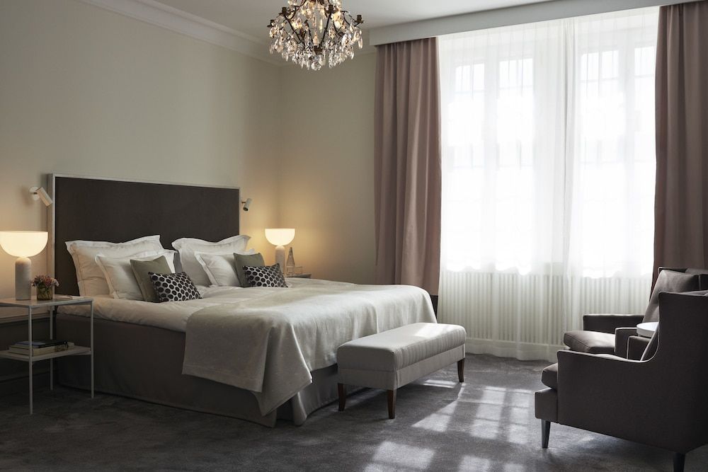 Deluxe Room (Facing Side Street or Courtyard)
