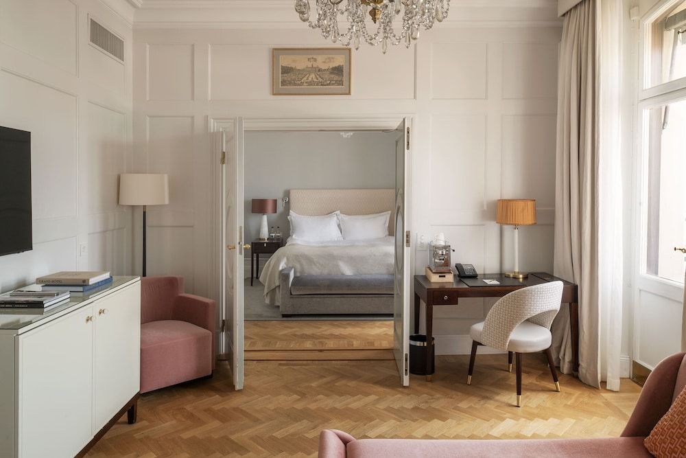 Superior Suite (Facing Side Street or Courtyard)
