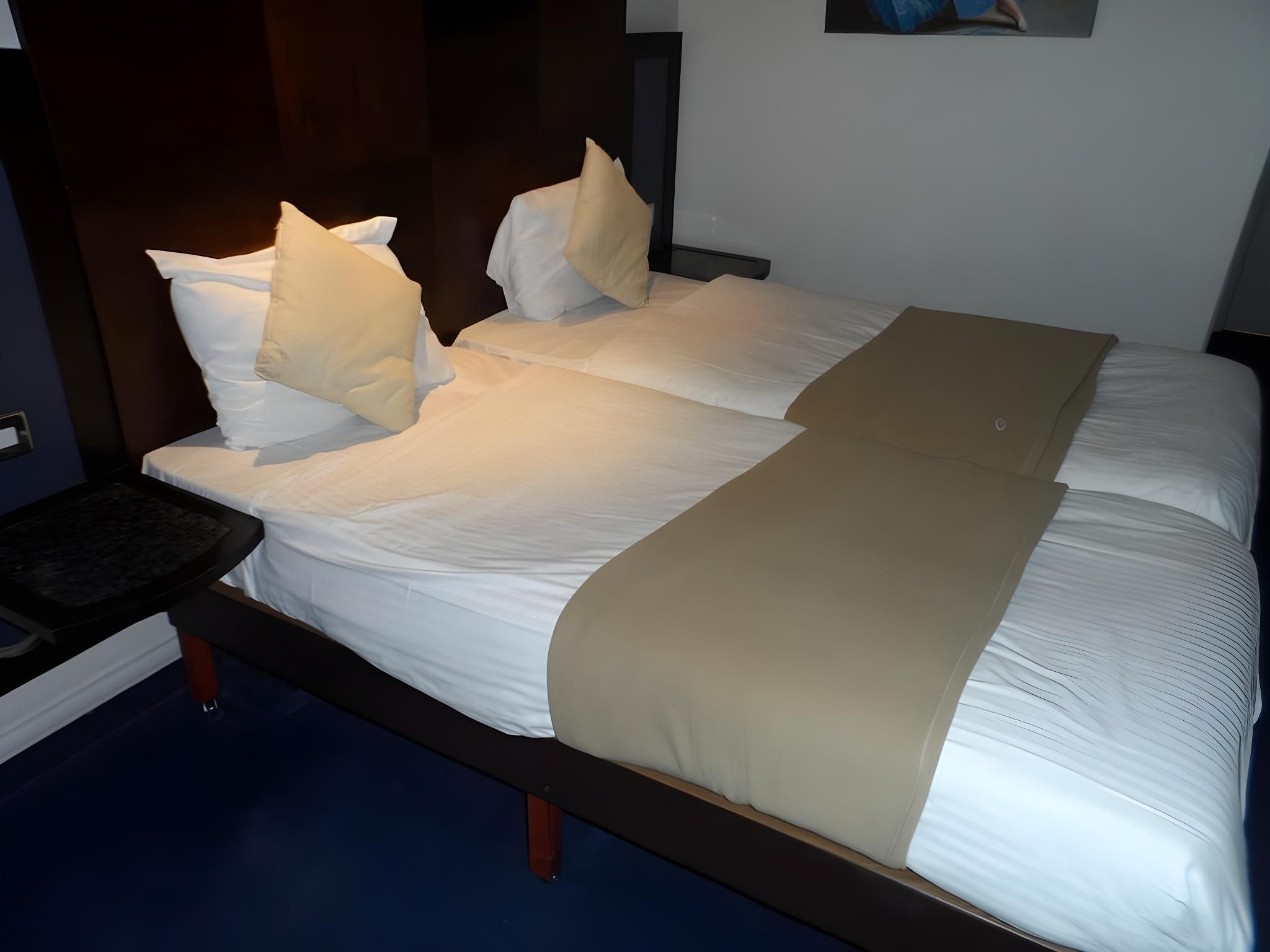 Britannia Hotel Edinburgh Twin Room 13