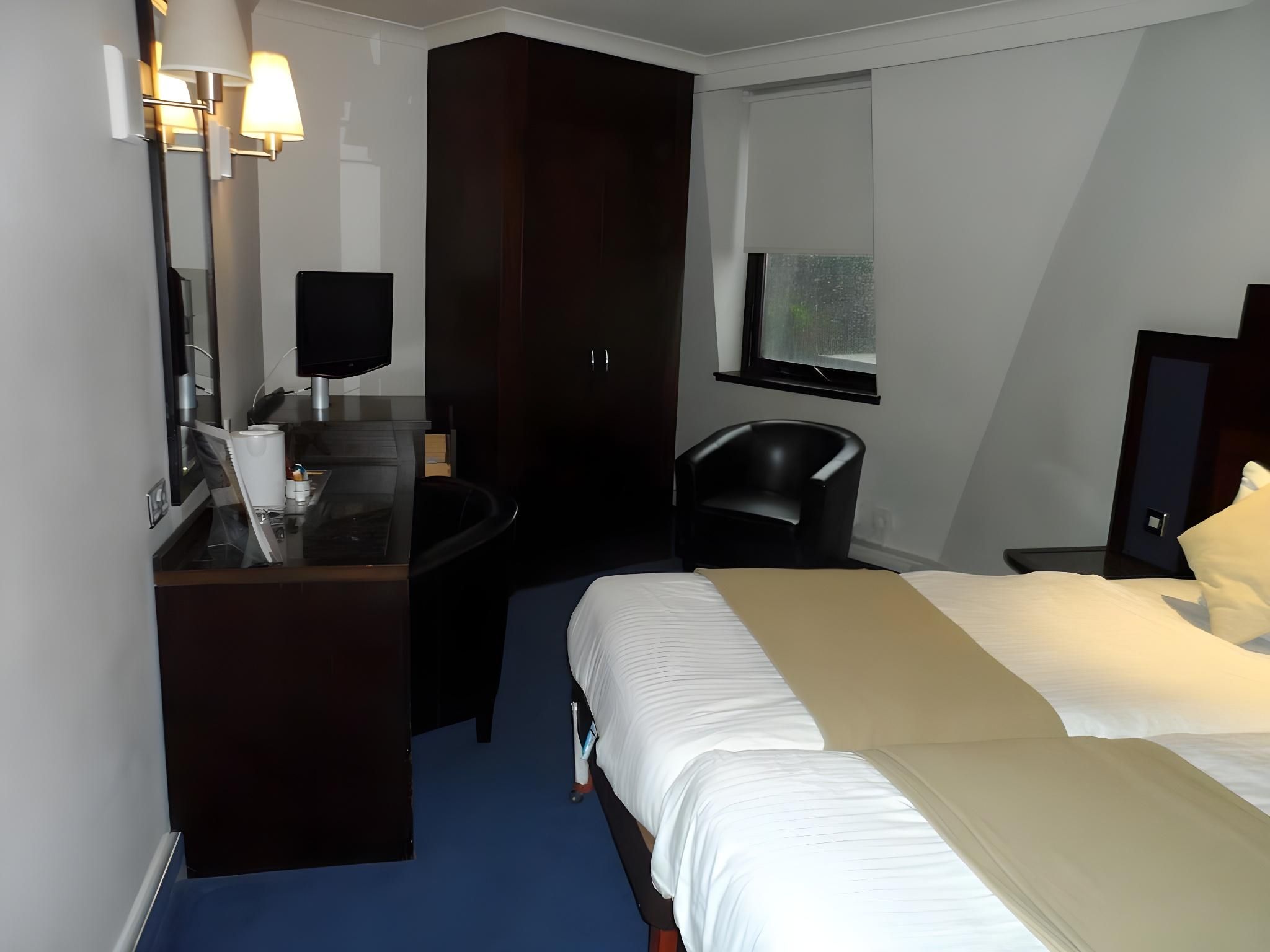 Britannia Hotel Edinburgh Twin Room 11