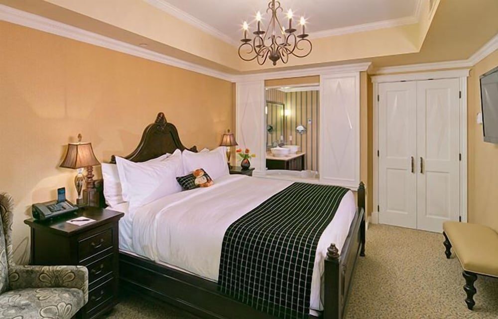 One Bedroom Suite, Partial Ocean View, King
