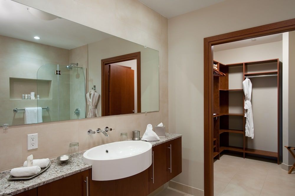 Blue Haven Resort - All Inclusive Suite, 2 Bedrooms, Oceanfront 6