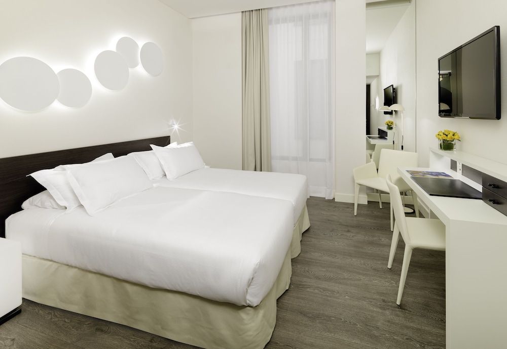 H10 Port Vell Double or Twin Room (Classic Bedroom) 3