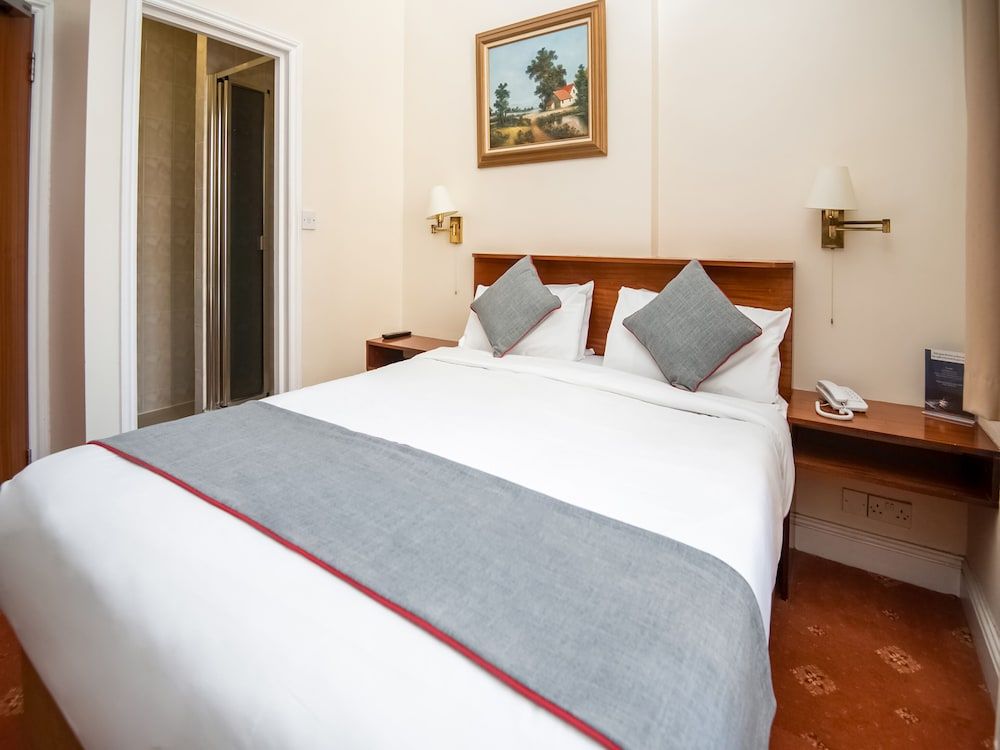 St George Hotel Standard Double Room 4