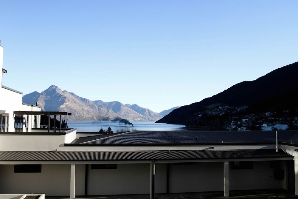 The Glebe Apartments 3 Bedroom, 2 Bathroom Lake View Apartment 2