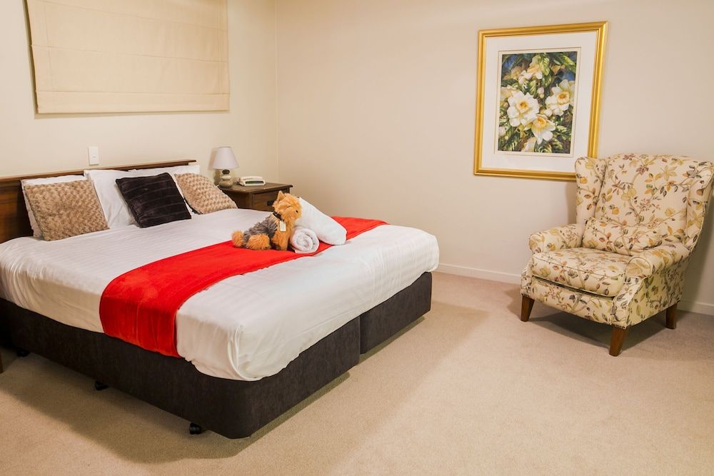 The Glebe Apartments 3 Bedroom, 2 Bathroom Lake View Apartment