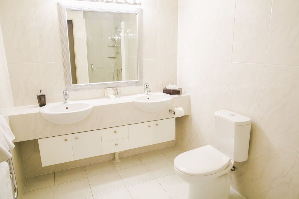 The Glebe Apartments 3 Bedroom, 2 Bathroom Lake View Apartment 3