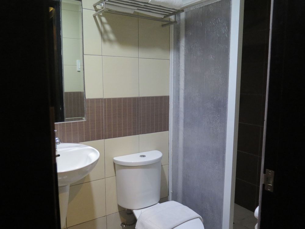 The Pinnacle Hotel and Suites Superior Queen 4