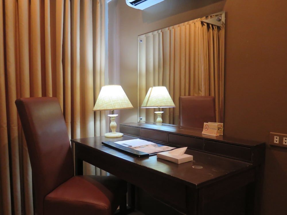 The Pinnacle Hotel and Suites Deluxe King 11