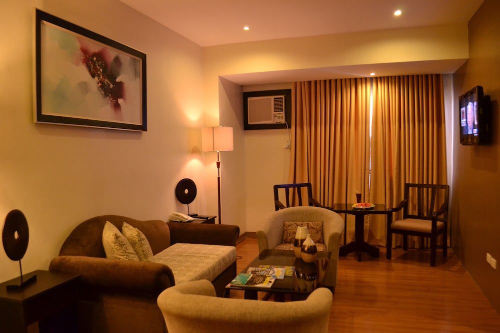 The Pinnacle Hotel and Suites Executive Suite 9
