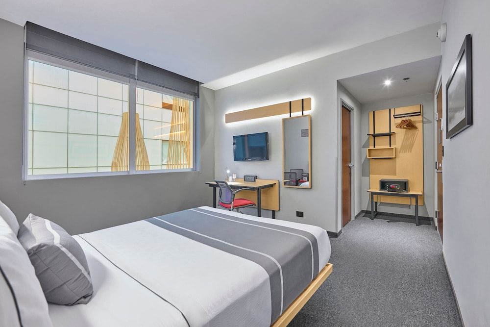 City Express Plus by Marriott Ciudad de México Santa Fe Room, 1 Queen Bed, Non Smoking 2