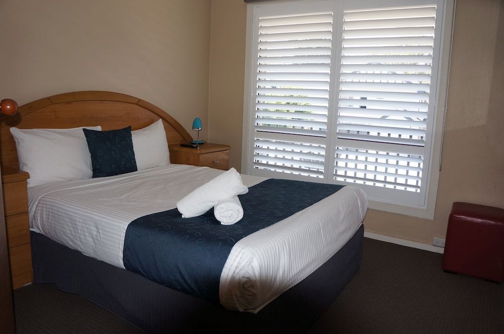 Waves Motel and Apartments Queen Twin Suite 2