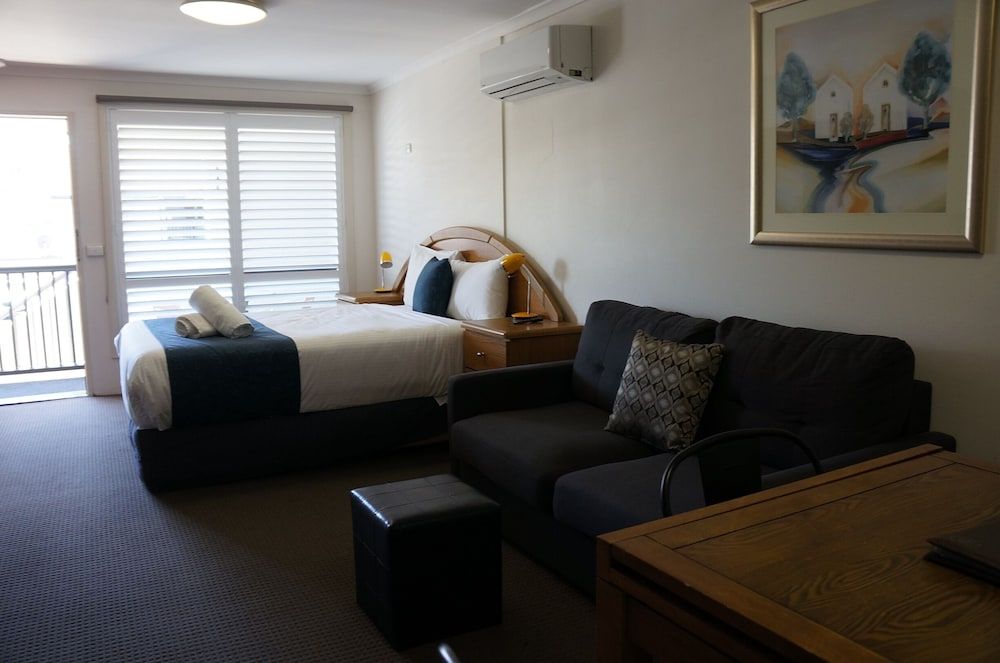 Waves Motel and Apartments Queen Twin Suite 3