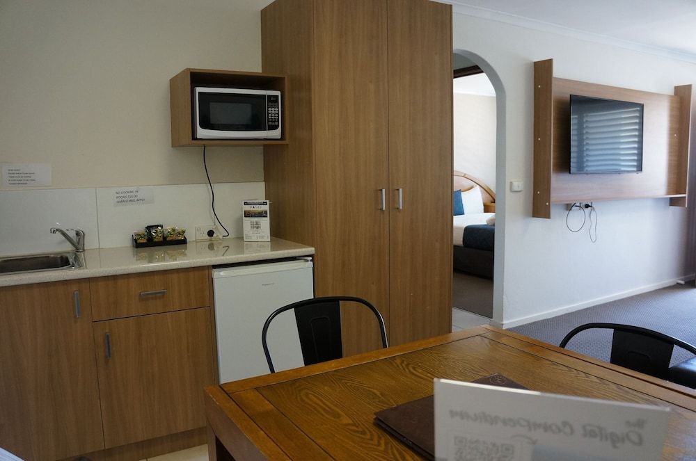 Waves Motel and Apartments Queen Twin Suite 7