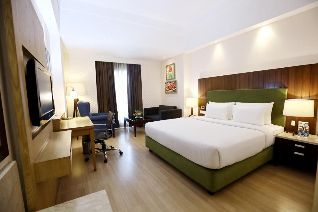 1 King Bed, Non-Smoking, Premium Room, Wi-Fi, Coffee Maker, Mini Bar, Full Breakfast