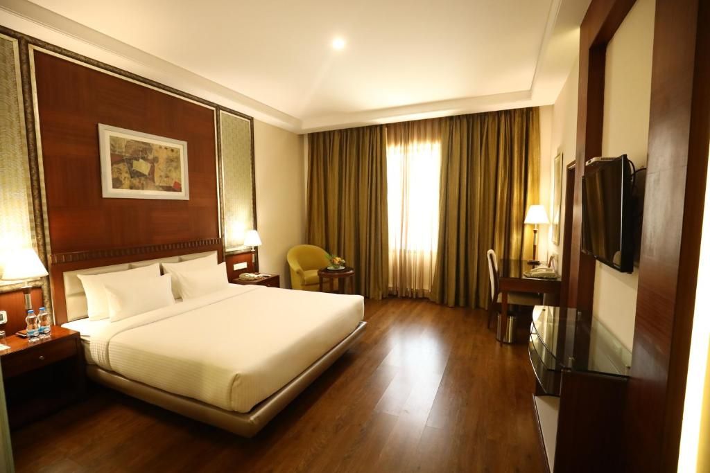 1 King Bed, Smoking Room, Superior Room, Wi-Fi, Coffee Maker, Safe, Mini Bar, Full Breakfast
