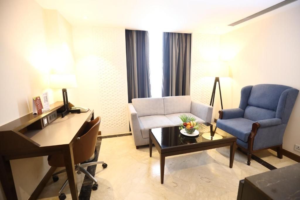 Suite-1 King Bed, Non-Smoking, Separate Living Area, 2 Flat Screen Tvs, Mini Bar, Wi-Fi, Coffee Make