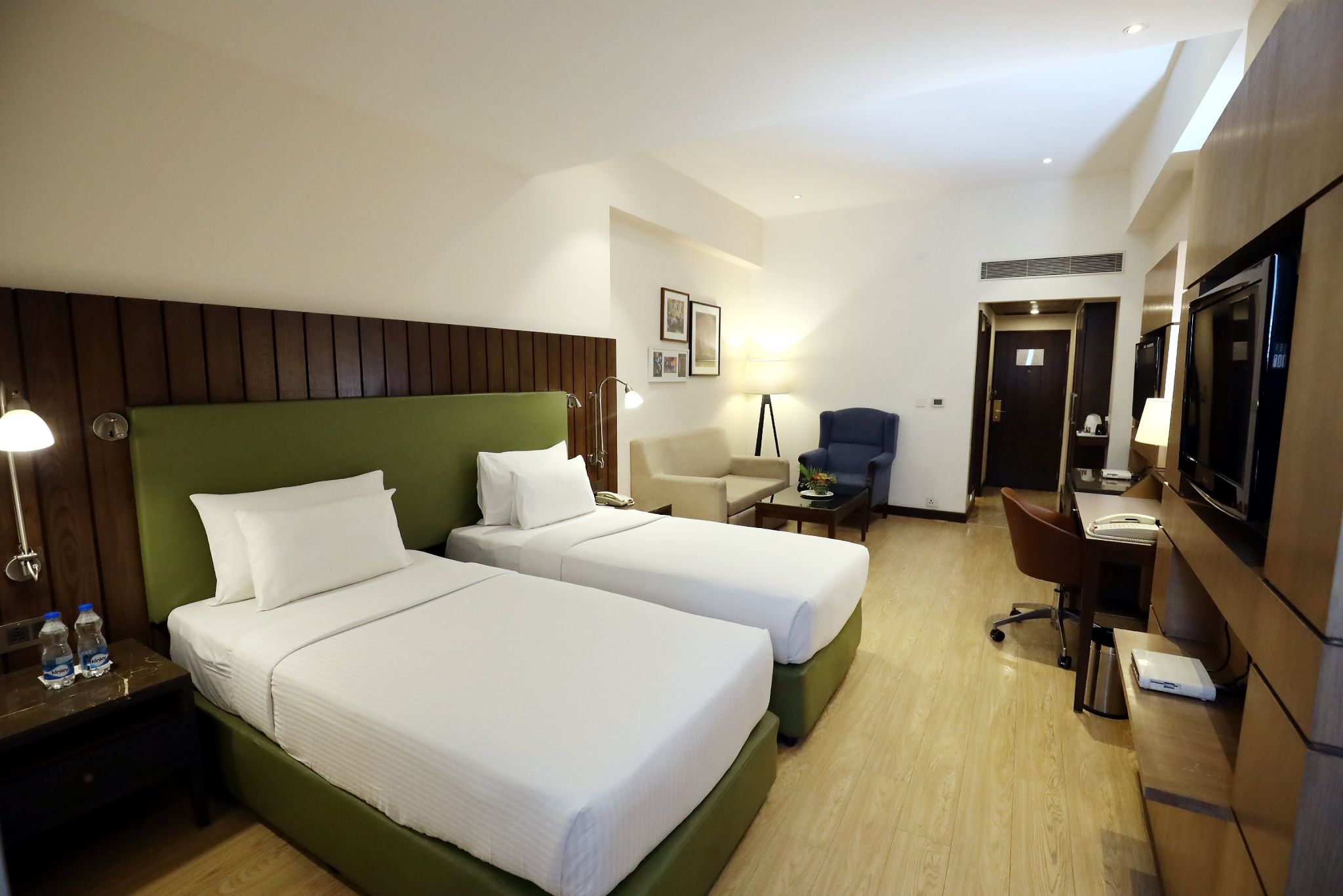 2 SINGLE BEDS,NSMK,SUPER,MINBAR,SAFE,WIFI,COFMKR,FULL BREAKFAST