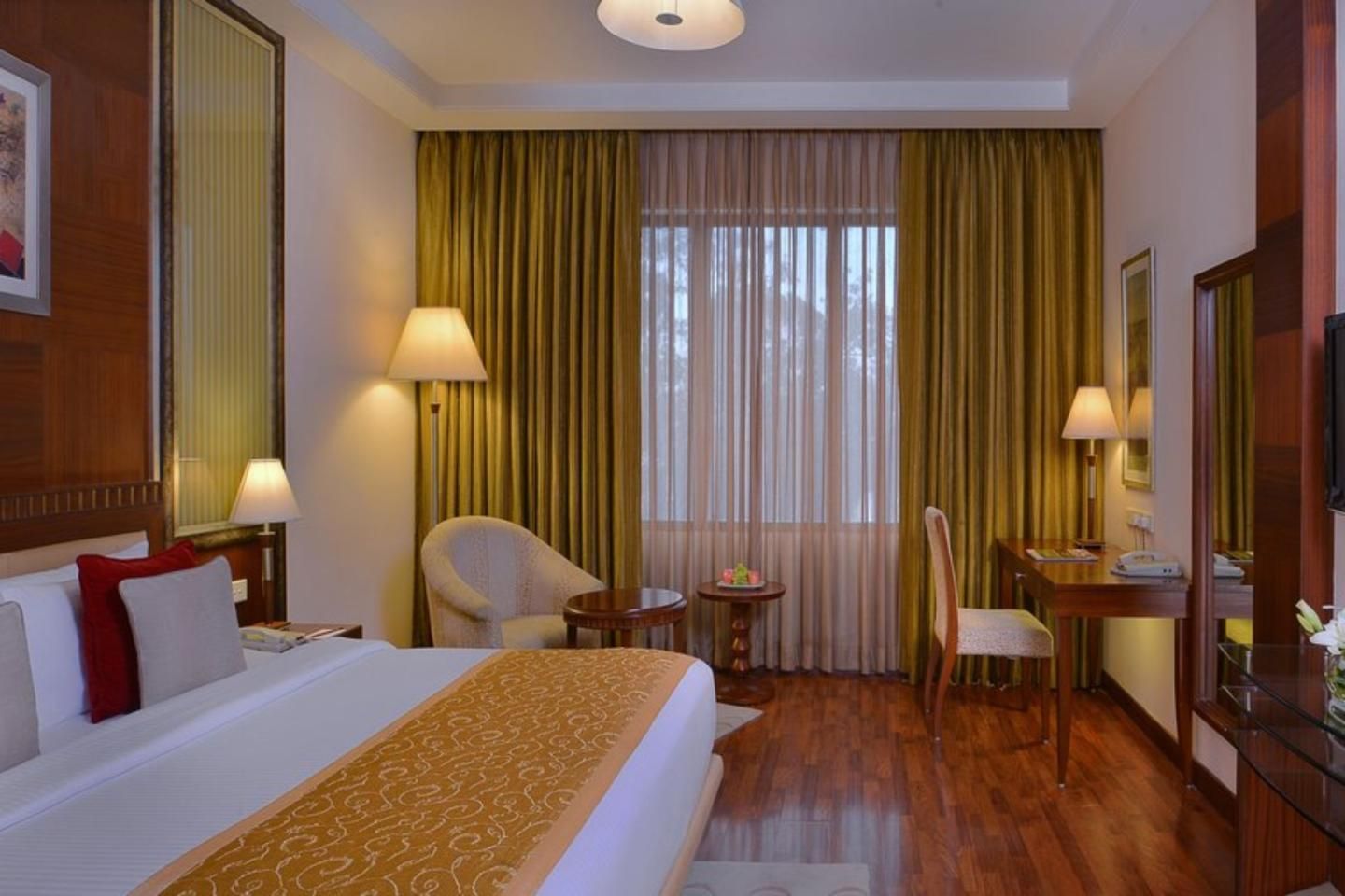 Suite-1 King Bed, Non-Smoking, Separate Living Area, 2 Flat Screen Tvs, Mini Bar, Wi-Fi, Coffee Make