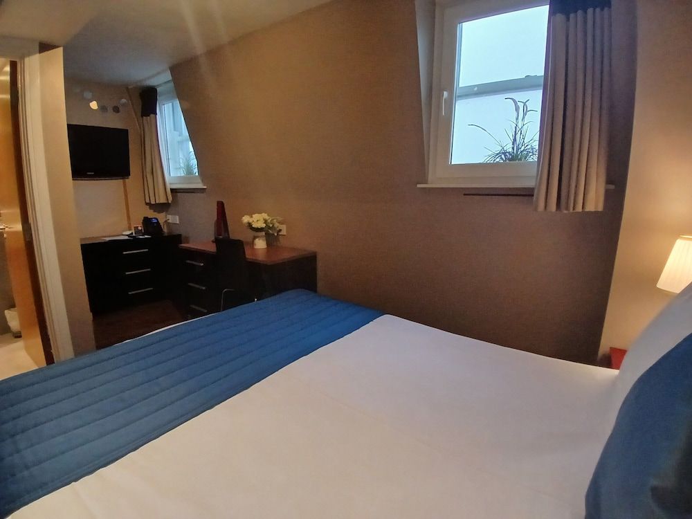 The Royal Hotel Cardiff Standard Double Room 9