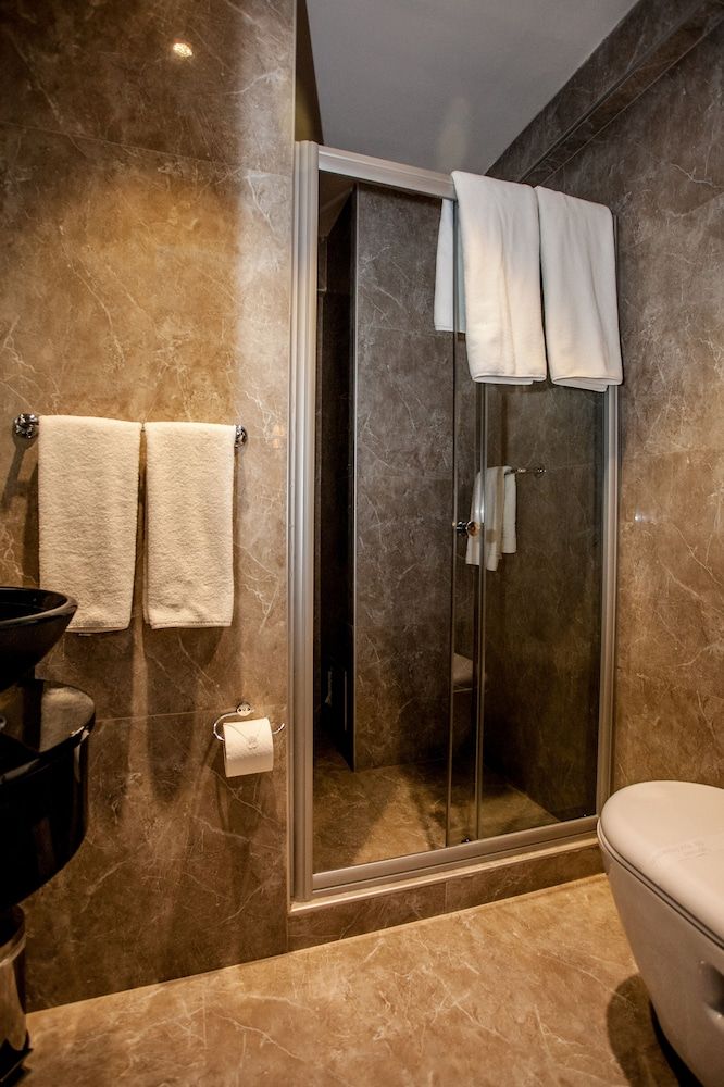 undefined Lucis Est in Pera 10