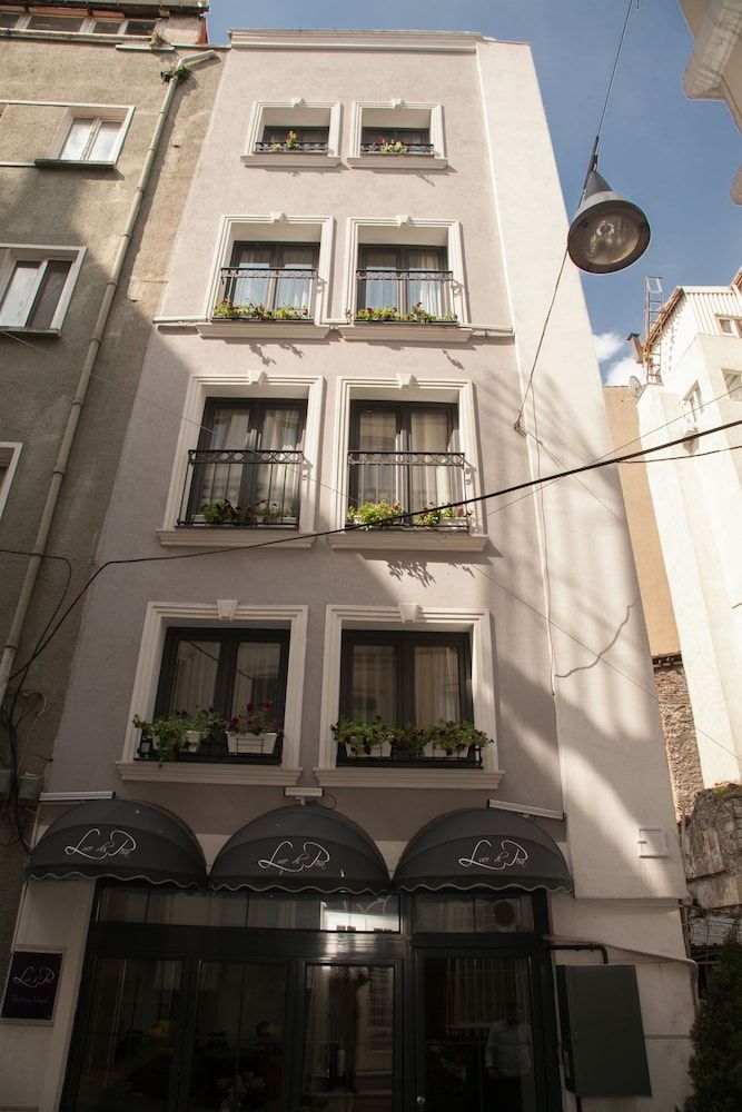 undefined Lucis Est in Pera 4