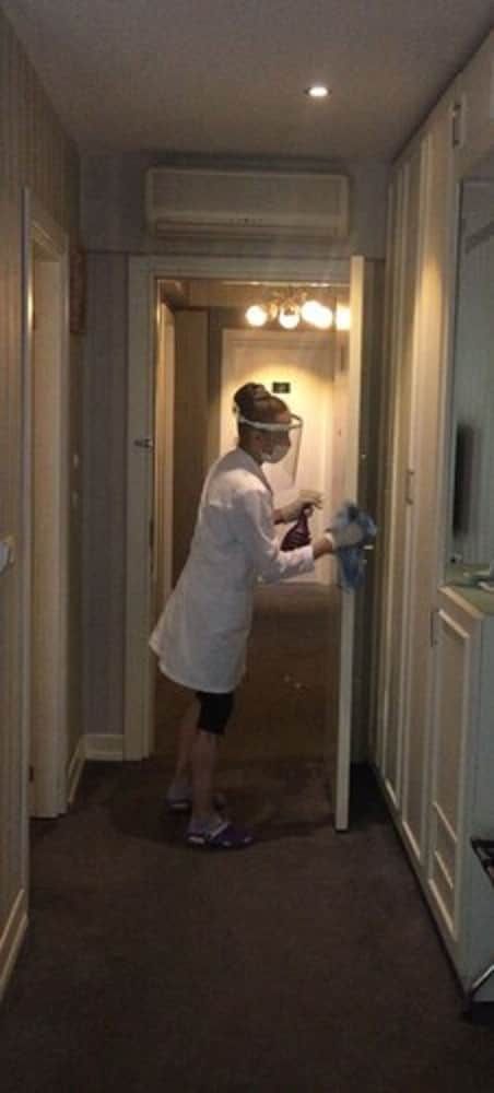 undefined Lucis Est in Pera 8