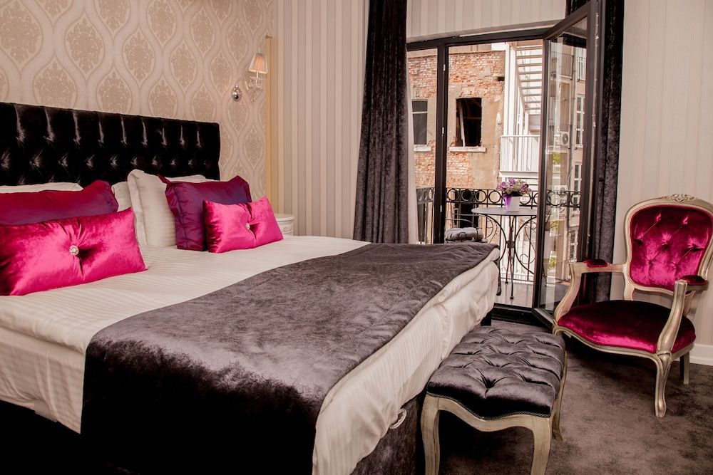 undefined Lucis Est in Pera 7