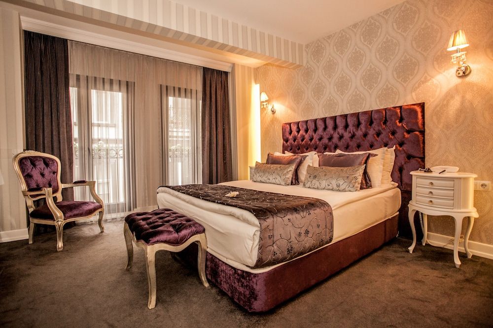 undefined Lucis Est in Pera 3