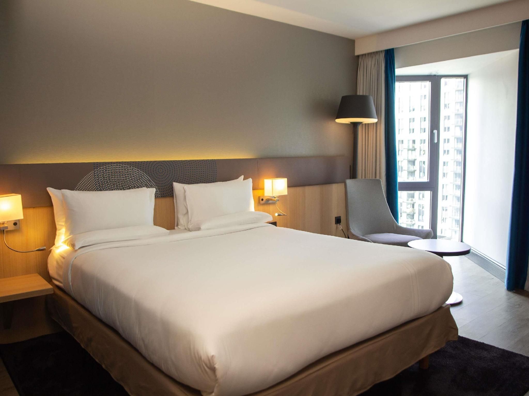 Accessible Superior Room with 1 Double Queen Si ze Bed