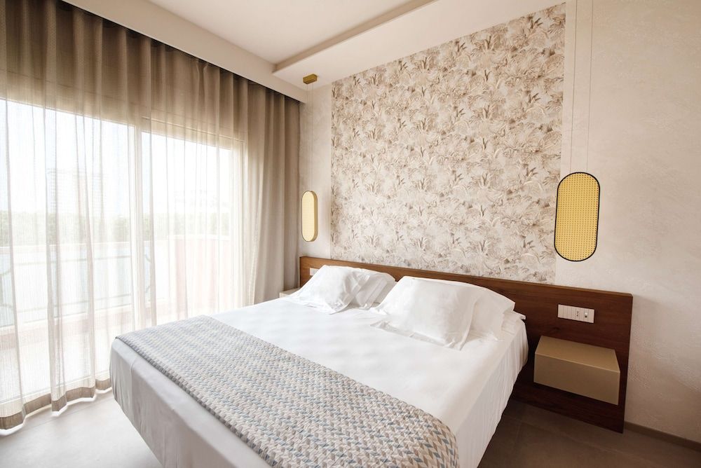 Junior Suite, 1 Queen Bed, Non Smoking, Balcony (Living Room)