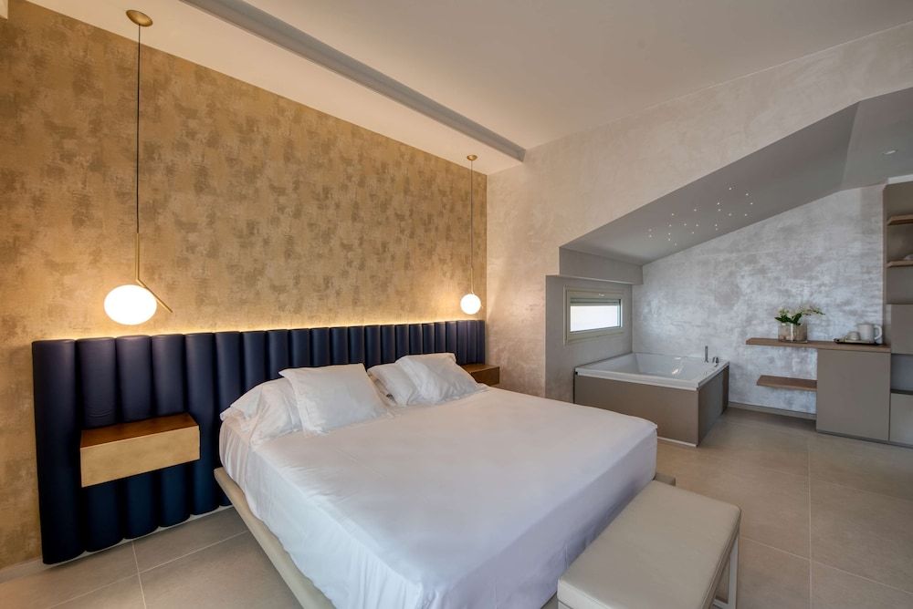 Suite, 1 Queen Bed, Balcony, Sea View (Living Room;with Sofabed)